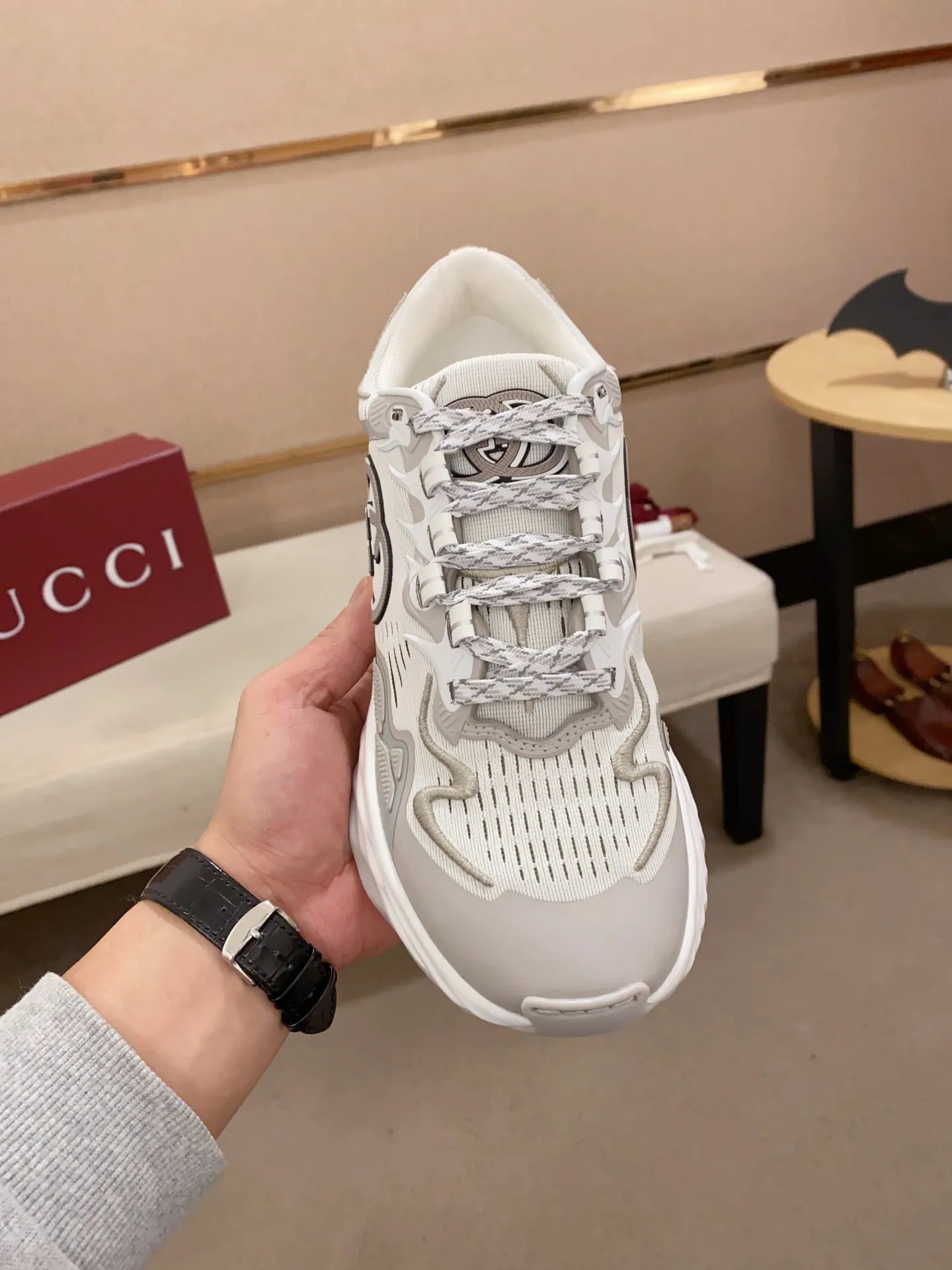 Men's shoes💰: 840💰High version of Gucci series couple's thick-soled sneakers! Gucci Gucci wave shoes Gucci's new designer has brought a new design, with a more comfortable foot feel and a new wave design. GUCCI's new Ripple wave shoes have an upper made of soft nappa leather and mesh. The foamed TPU midsole provides excellent comfort and feels like falling into the clouds. This new sports shoe adopts a thick-soled design, with a stitched leather upper and mesh, showing a full sense of technology. The two major brand logo details, the 3D-effect interlocking Double G leather patch and the Gucci letter metal hardware, inject a dazzling texture into the overall design. These shoes are crafted from silver metallic leather. Silver metallic leather, leather piping mesh details, Gucci lettering metal hardware, interlocking double G patch, lightweight rubber sole, top stitching and comes with a pair of shoelaces. Size: Women's 35-40 (can be customized to 34.41).        Male 39-44 (38.45 can be customized).